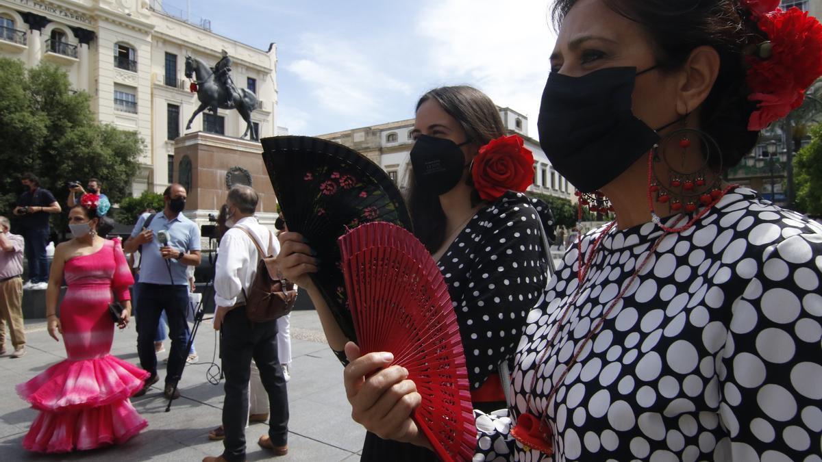 Cordobesas de faralaes en Las Tendillas