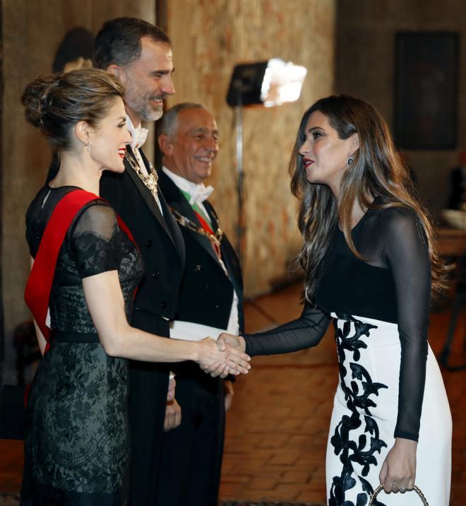 El saludo entre la reina Letizia y Sara Carbonero en Portugal en 2016