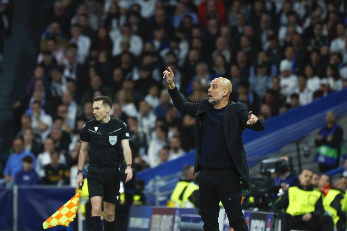 MADRID, 19/02/2025.- El entrenador del Manchester City, Pep Guardiola, durante el partido de vuelta de la fase de clasificación de la Liga de Campeones que Real Madrid y Manchester City disputan hoy miércoles en el estadio Santiago Bernabéu. EFE/ Juanjo Martin