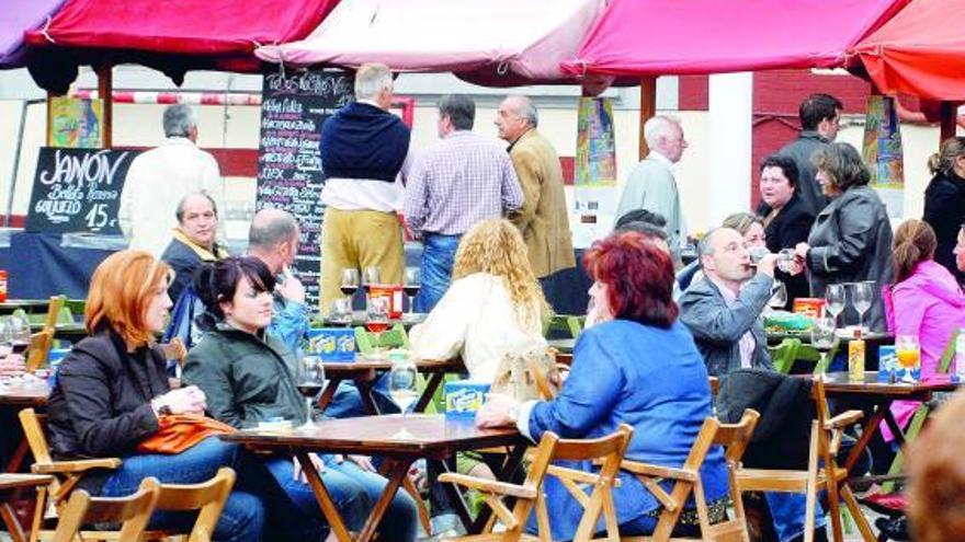 Las terrazas habilitadas en el patio del Liceo para la fiesta del vino de Mieres.