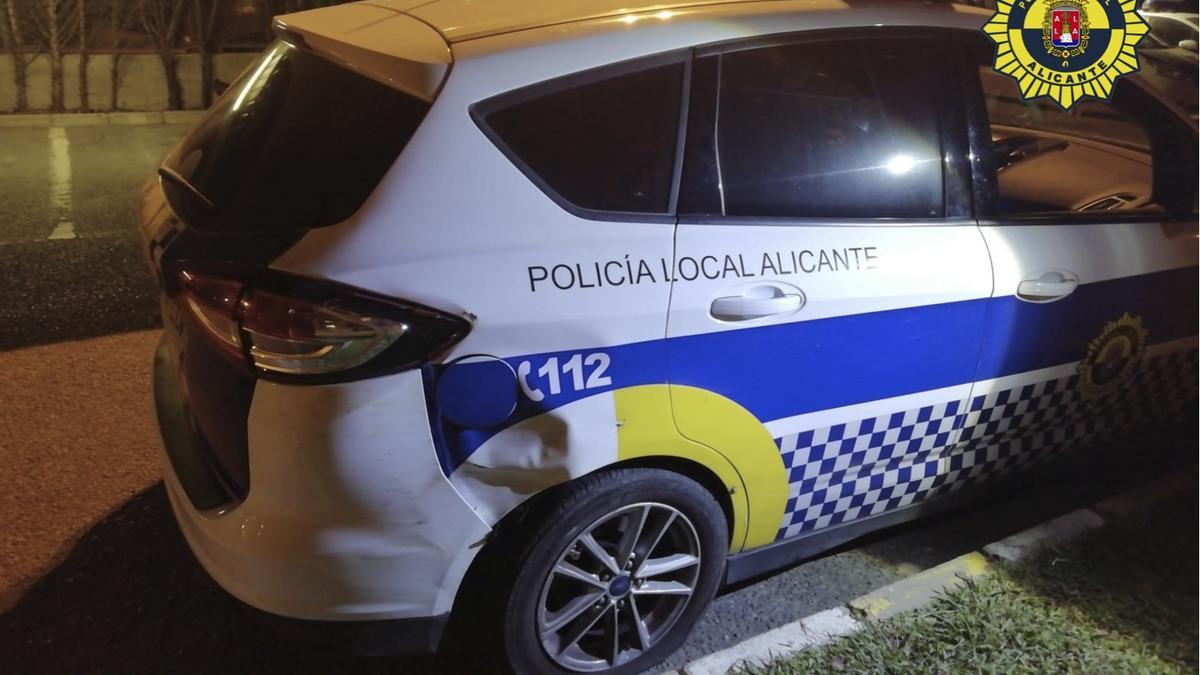 El vehículo de la Policía Local tras lo ocurrido