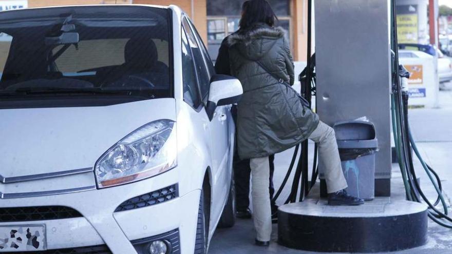 Una mujer reposta en una estación de servicio de la capital.