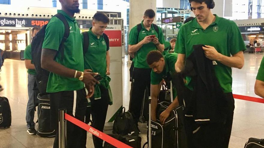 Los jugadores del Unicaja viajaron ayer a Roma, para desde allí continuar hoy su desplazamiento hasta Podgorica, capital de Montenegro.