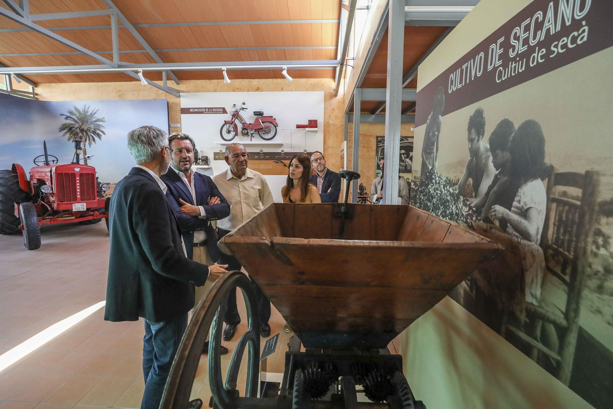 Niños con alma de guia turistica en el museo de pusol Elche