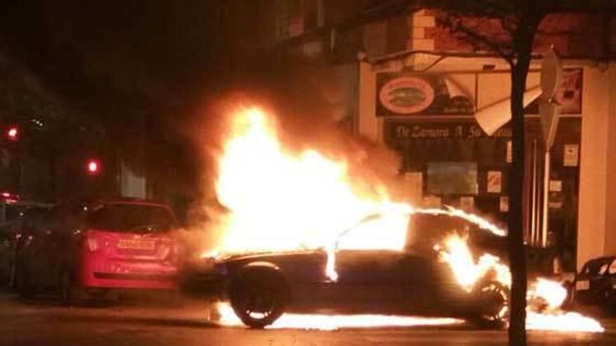 El coche incendiado.