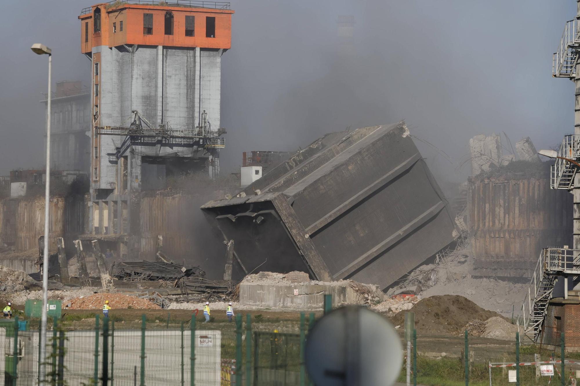 EN IMÁGENES: Así fue la demolición de la torre de carbón de las antiguas Baterías de Avilés