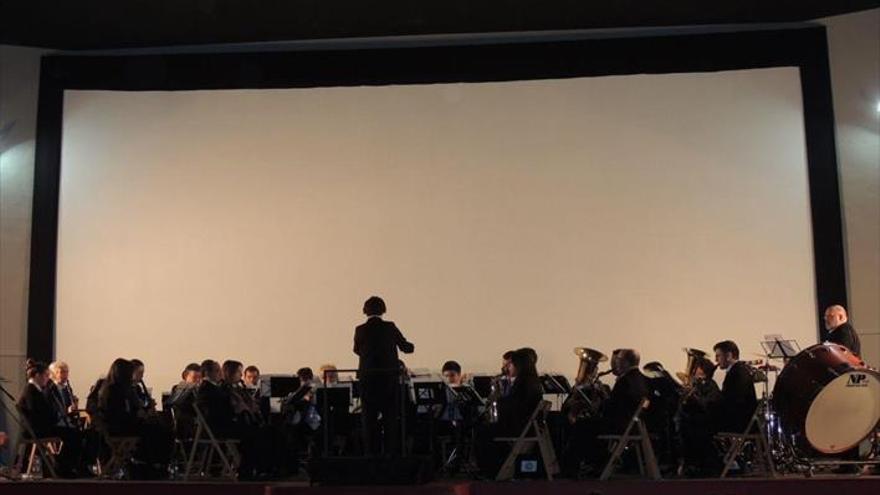 La banda de música marca el ritmo en la festividad de Reyes