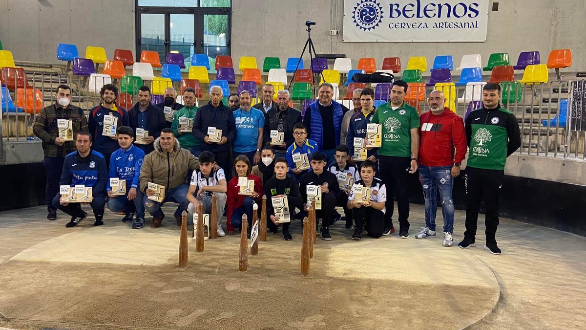 Premiados y organizadores del XXXIII Memorial Cajetilla de bolos.