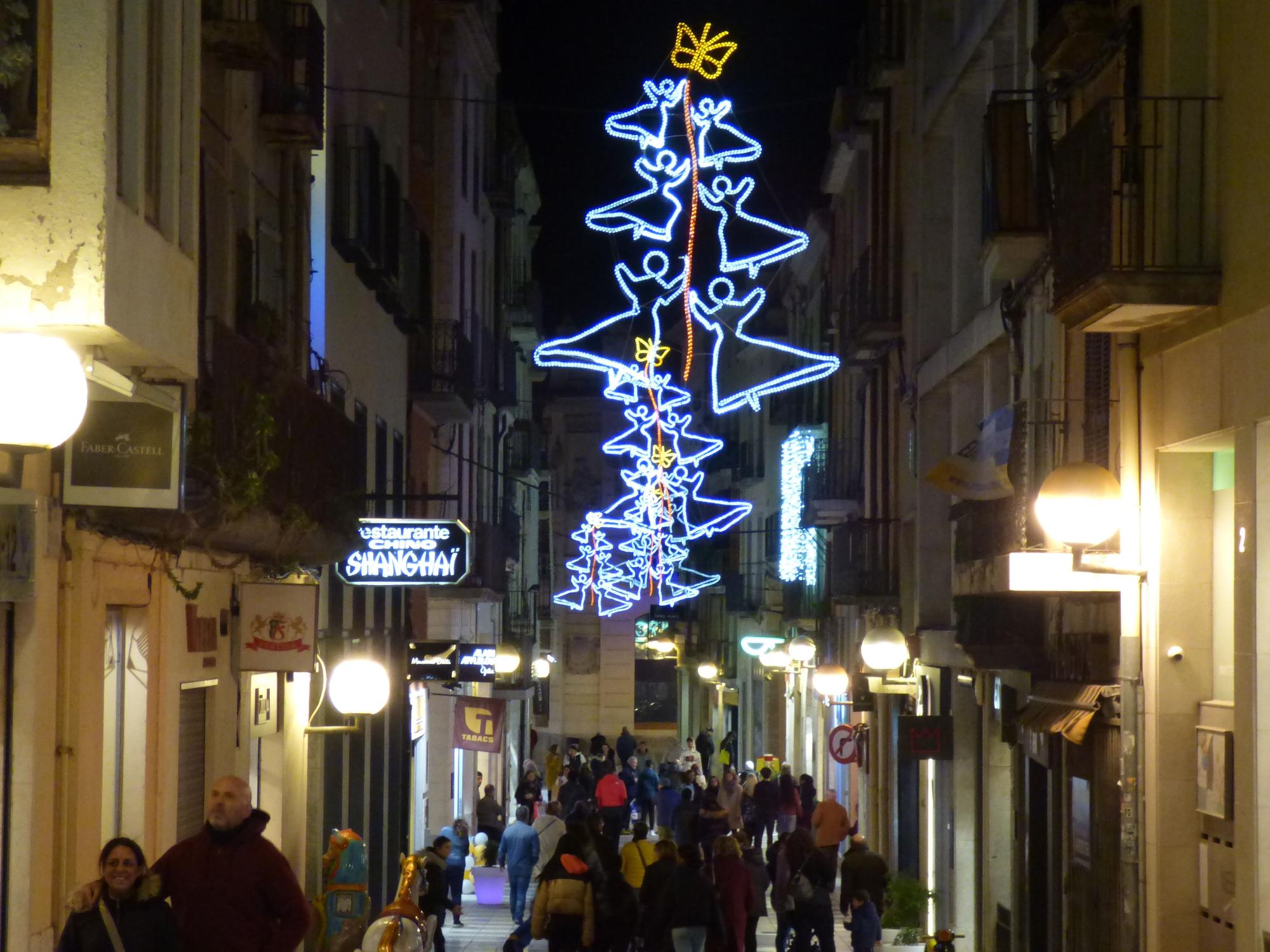 La màgia de Nadal s'encén a Figueres amb les llums dalinianes
