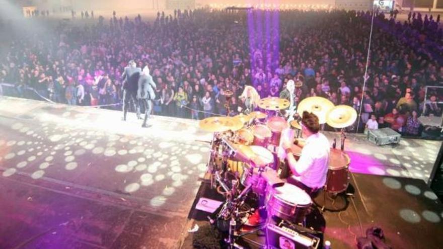 La orquesta Panorama, que se encargó de cerrar el festival, durante un momento de su actuación.