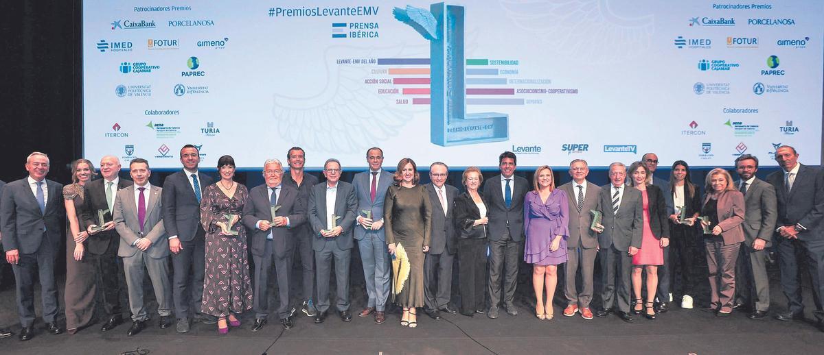 La foto de gala de la noche: Joan Enric Úbeda (UV); José Luis Valencia, Silvia Tomás, Joan Mir (premio de Asociacionismo con Anecoop), José Esteban Capilla (UPV), Vicente Mompó, Mayte Ramos (premio de Educación con Grupo Sorolla), Rafael Alcón (premio de Cultura con Fundación Bancaja), Paco Gavilán (premio de Economía con Nunsys), Avelino Corma (Premio del Año), Manuel Llombart (premio de Salud con la Fundación IVO), María José Catalá, Javier Moll, Arantza Sarasola, Carlos Mazón, Pilar Bernabé, José Serna y José Ramón Revert (premio en Internacionalización con Ateval), Ainhoa Moll, Lamberto Camacho (premio de Sostenibilidad con Ibox Energy), Alba Redondo (premio de Deportes con la selección femenina de fútbol), Ana María Ruiz (premio en Acción Social con AFAV), Aitor Moll y Enrique Simarro.