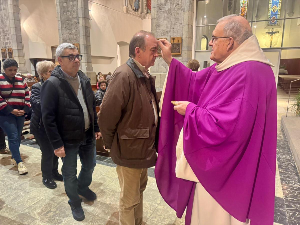 La celebració de Dimecres de Cendra, aquest matí a la parròquia de Santa Susanna del Mercadal de Girona.