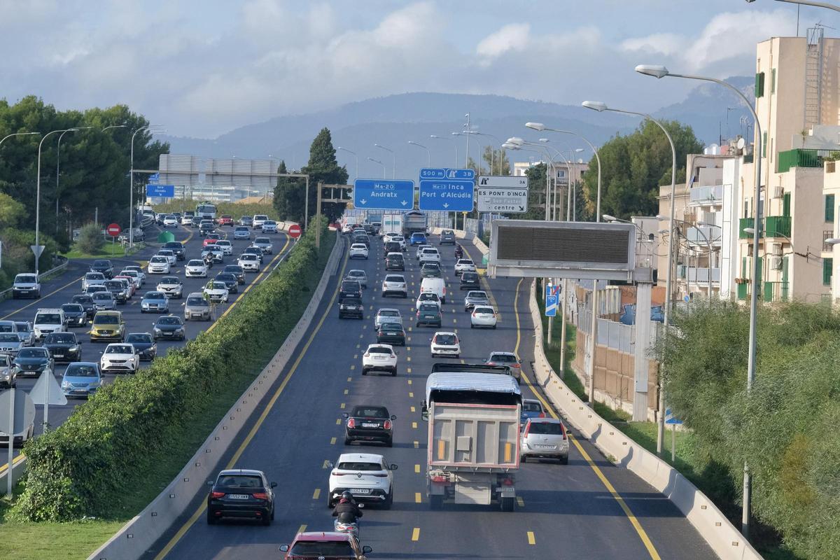 El arcén derecho, va cambiando de anchura según el tramo, como se puede apreciar en en la imagen