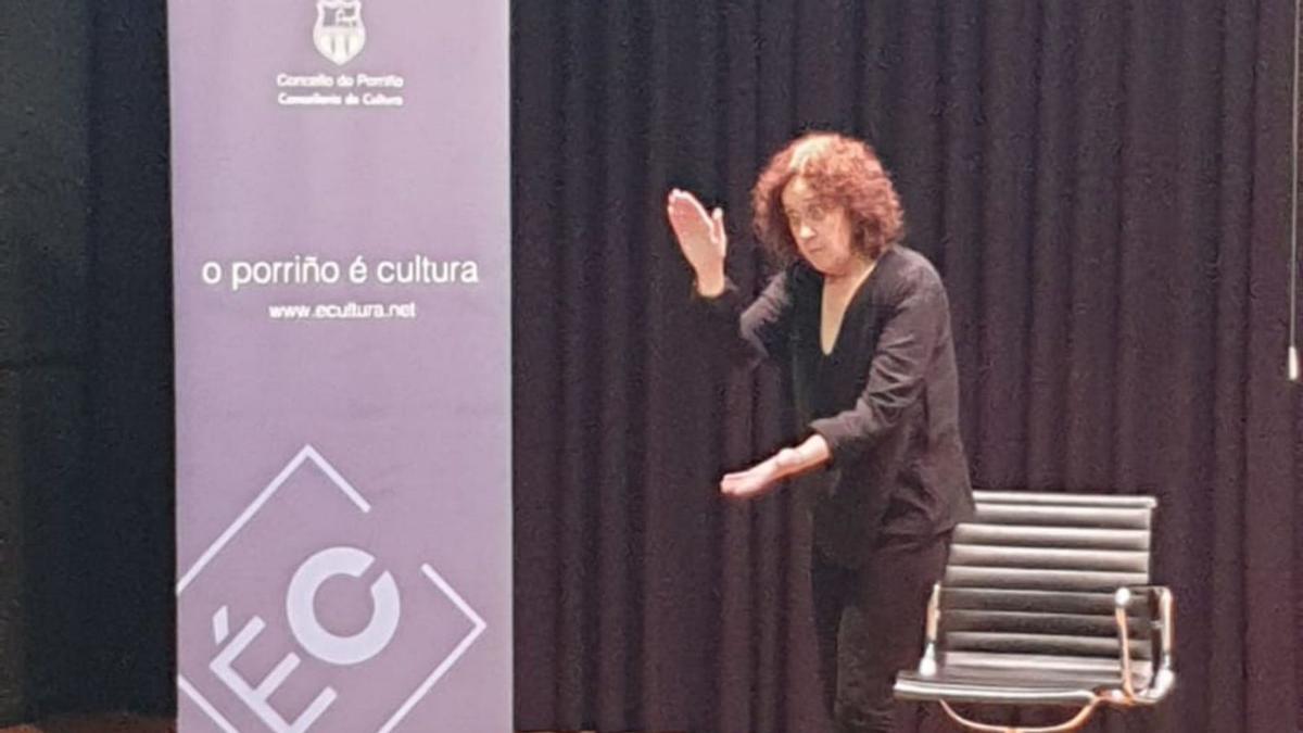 Paula Carballeira, na primeira sesión de contos, no centro cultural do Porriño o pasado venres.   | // FDV
