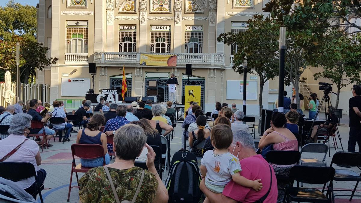 L&#039;acte central va aplegar unes 120 persones a la plaça Josep Pla.