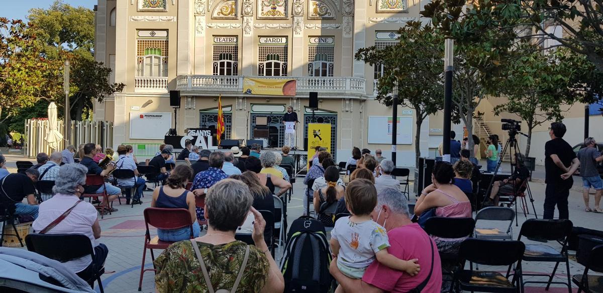 L'acte central va aplegar unes 120 persones a la plaça Josep Pla.