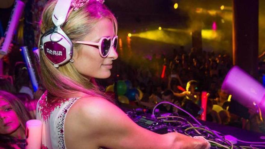 Paris Hilton, pinchando en Amnesia.