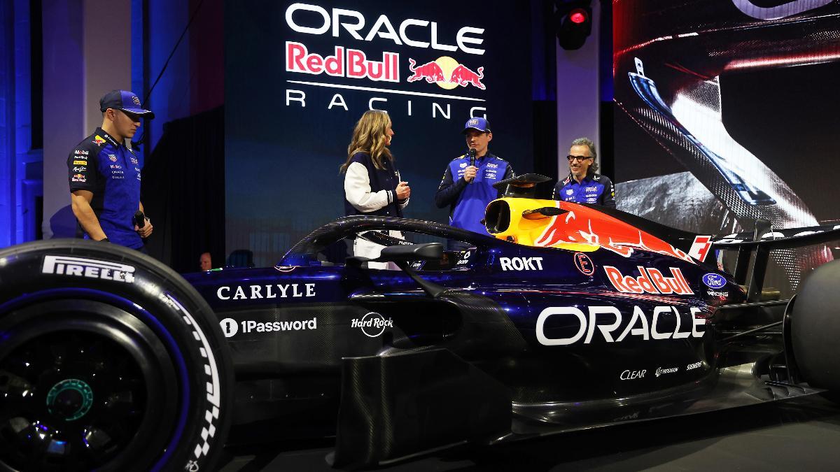 Verstappen, junto al jefe de Red Bull Laurent Mekies y su nuevo compañero Hadjar, en el presentación de Detroit