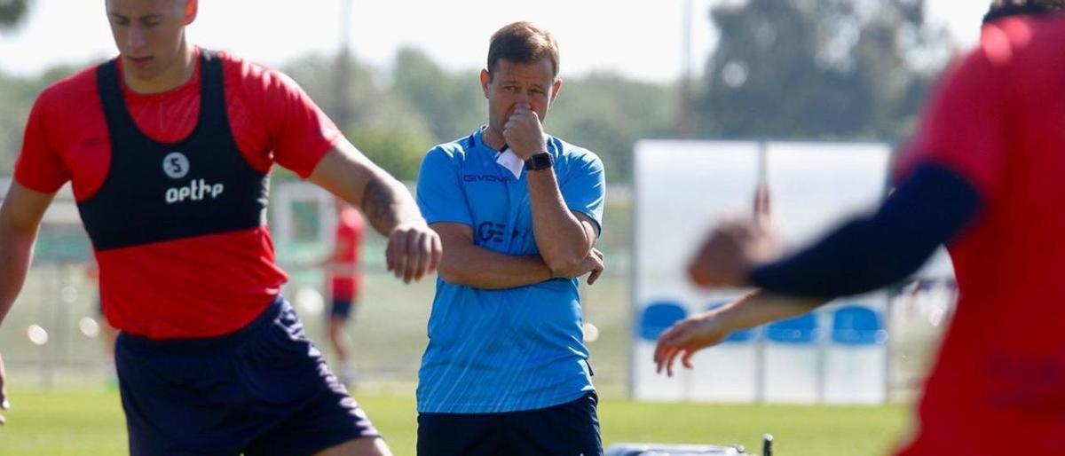 Manuel Mosquera, en el entrenamiento del Córdoba CF en la Ciudad Deportiva, el pasado lunes.