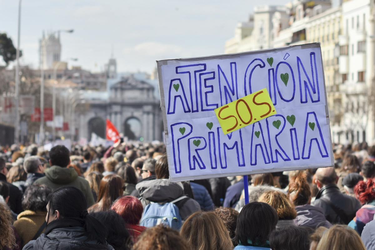 MADRID, 12/02/2023.- Vista general de la manifestación en defensa de la sanidad pública, este domingo en Madrid. EFE/Javier Jiménez