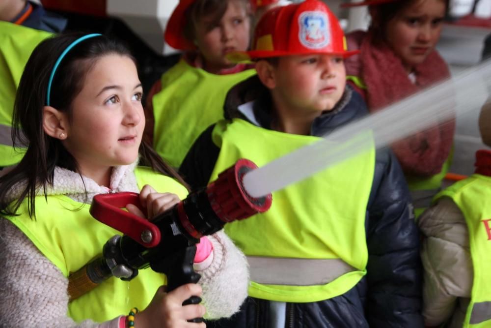 Visita escolar a los bomberos de Oviedo.