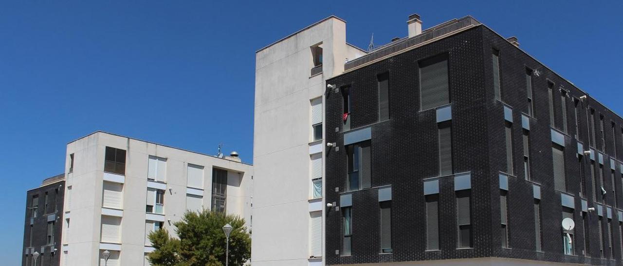 El bloque de la calle Alondra, en la urbanización el Zarpazo de Lucena, desde donde cayó el niño al asomarse a una ventana del tercer piso.