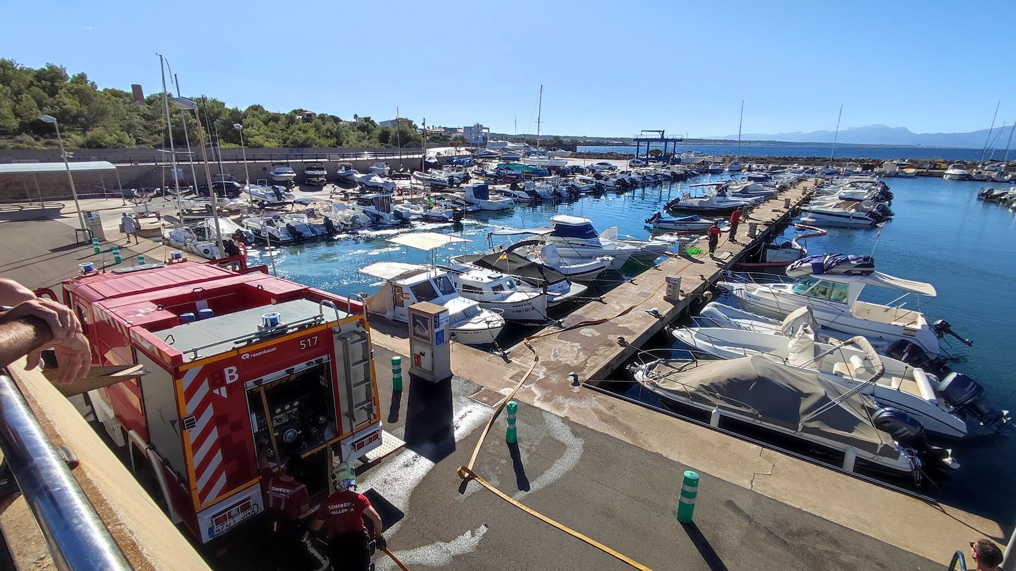 Un herido en un incendio que ha destruido dos embarcaciones en el puerto de la Colònia de Sant Pere