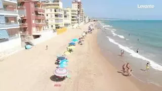 Tavernes de la Valldigna recupera su playa seis meses después del temporal más devastador de su historia