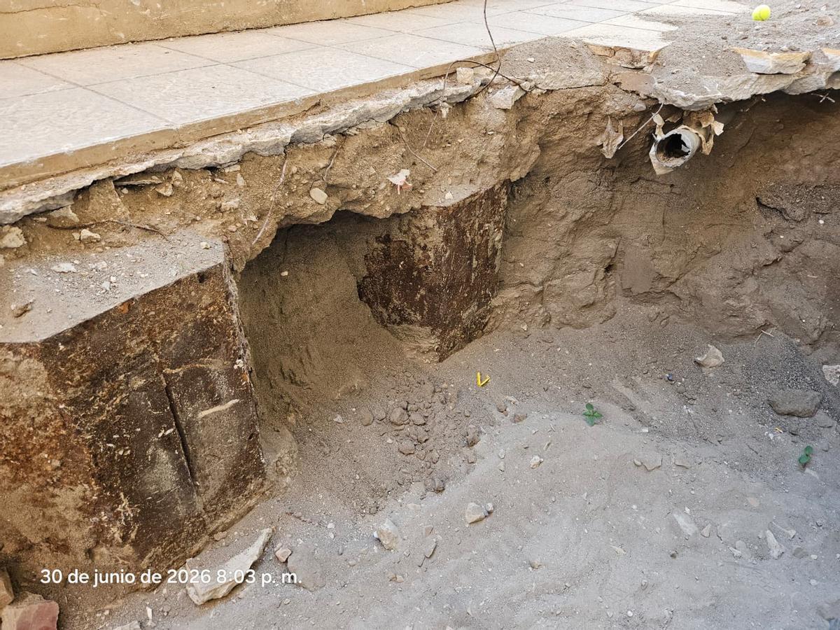 Placa metálica introducida hace 15 años a plena vista