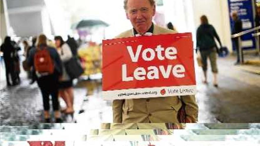 Aquest voluntari de la campanya &quot;Vote Leave&quot; repartia plamfets, ahir, a Manchester.