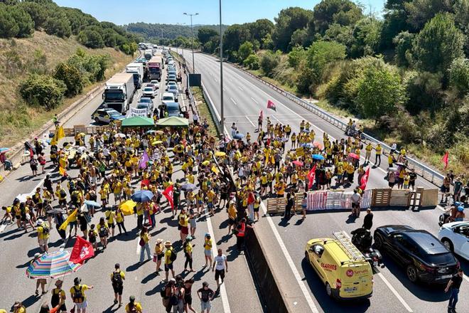 Los cortes de carretera de los profesores tensionan una nueva reunión con el Govern que termina sin acuerdo