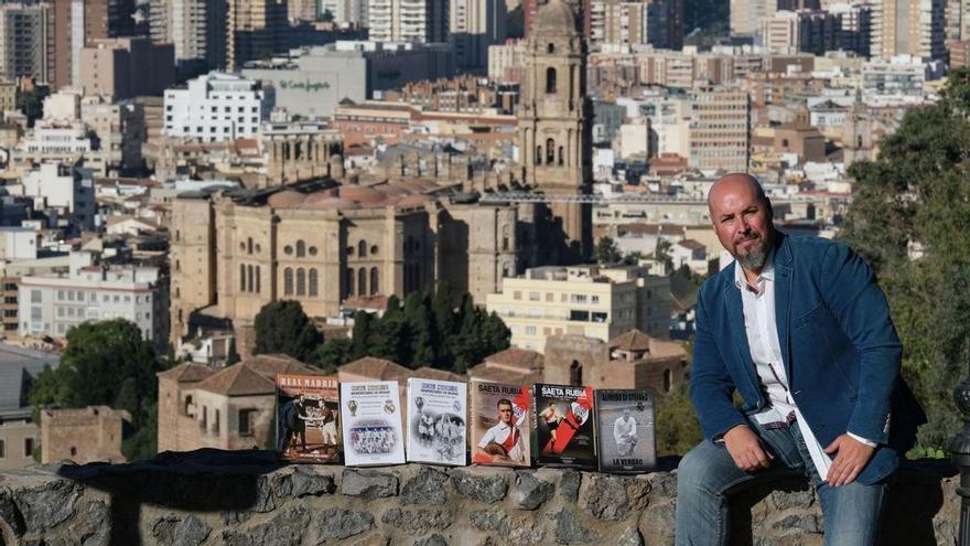 El historiador malagueño José Antonio Ariza, junto a sus seis libros.