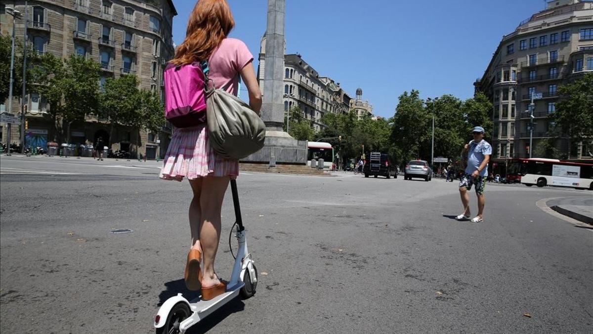 Una mujer en patinete