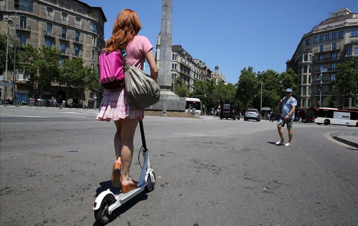 Una mujer en patinete. 