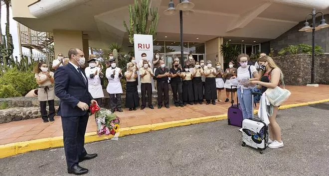 Dos madrileñas, las primeras en llegar al Oliva Beach tras 15 meses cerrado