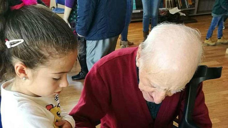 Cruce de generaciones en la residencia del Montepío