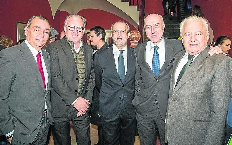 El presidente de la CEV, Salvador Navarro; el presidente del Círculo de Economía, Javier Fur; el máximo responsable de CEV Alicante, Perfecto Palacio; el consejero delegado de Prensa Ibérica para  la Comunidad Valenciana, Juan Antonio López Ruiz de Zuazo; y el presidente de Aefa, Francisco Gómez.