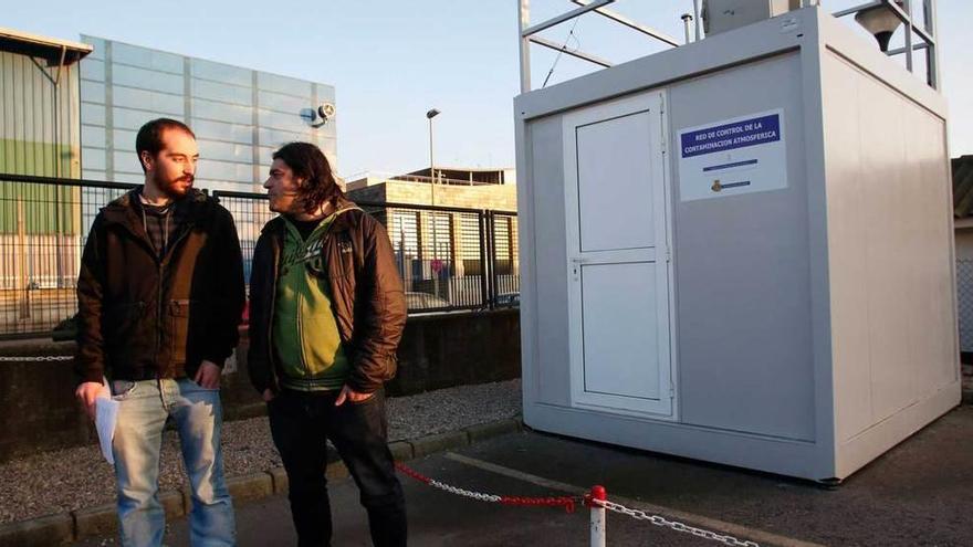 Héctor Piernavieja y David Salcines, ayer, junto a la estación de medición de las Arobias.