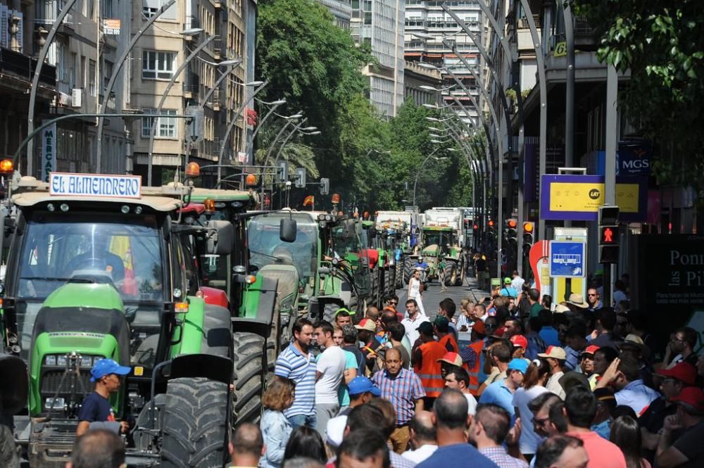 La Gran Vía de Murcia, paralizada por los agricultores