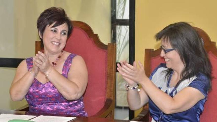 Padilla, a la derecha, aplaude a Galán en la investidura de la última como alcaldesa.