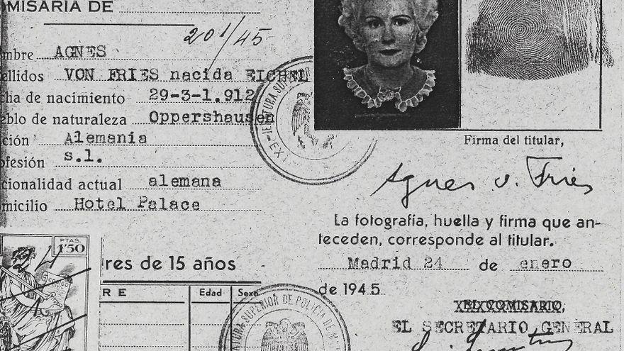 Tarjeta de identidad de Agnes von Fries expedida por la policía durante su estancia en el hotel Palace de Madrid.