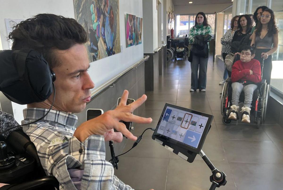 Óscar Fernández,
con su tableta
y los pictogramas. | // ELI REGUEIRA