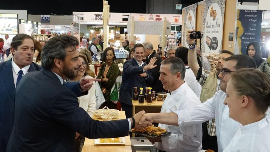 Diego Calvo y el resto de autoridades recorrieron la feria y degustaron producto/ XUNTA DE GALICIA