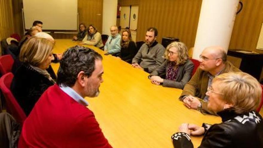 Reunión de Ana Barceló con alcaldes y concejales de distintos municipios de la comarca, ayer.