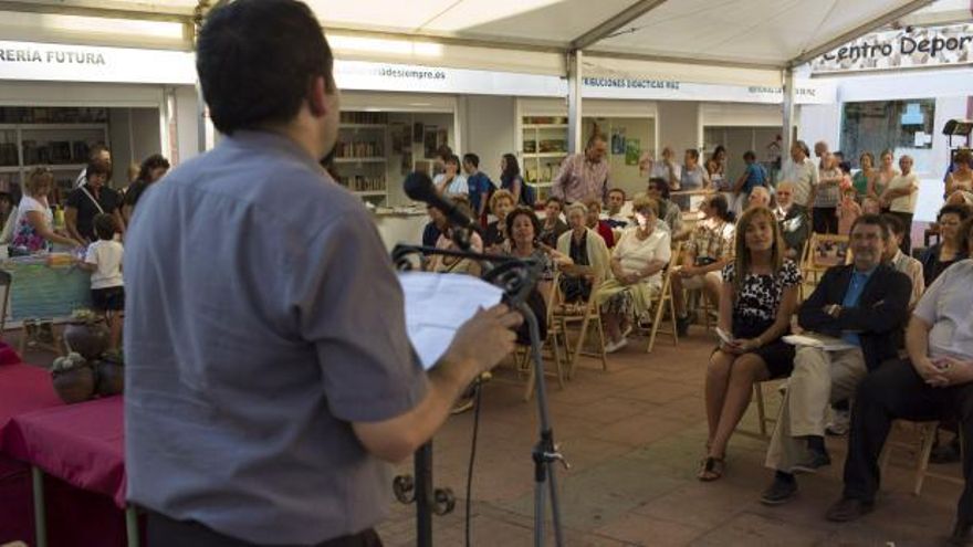 Javier Pérez y Emilio Cabadas, en uno de los puestos de libros.