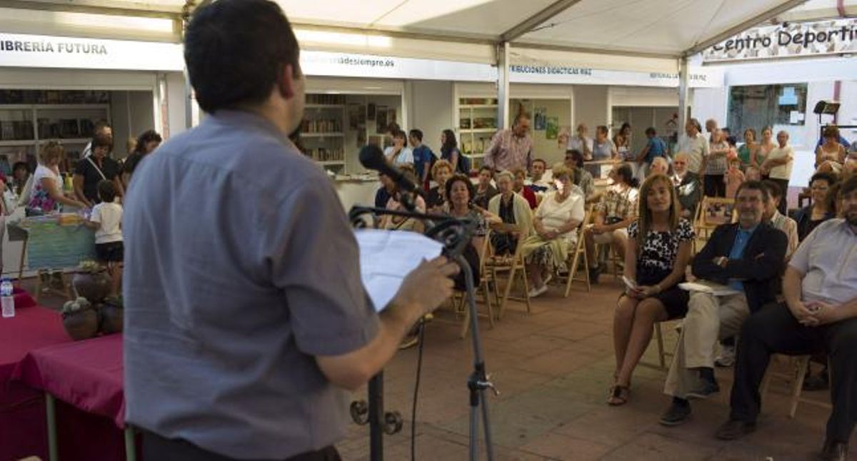 Javier Pérez y Emilio Cabadas, en uno de los puestos de libros.