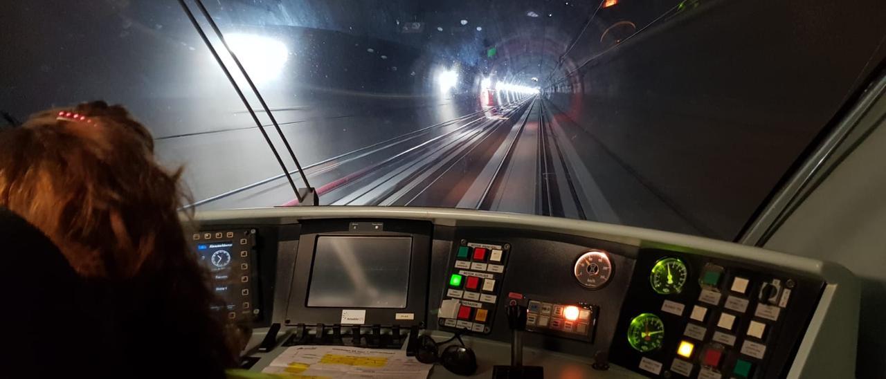 Así fue el primer viaje en tren por la Variante de Pajares: Mercedes García, la primera maquinista en estrenar el túnel