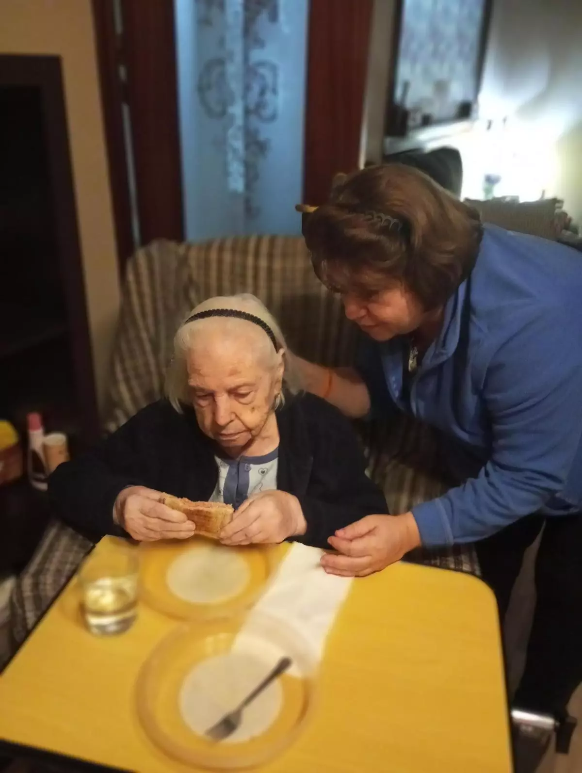 Cuidar a padres e hijos: el desafío diario de la “generación sándwich”