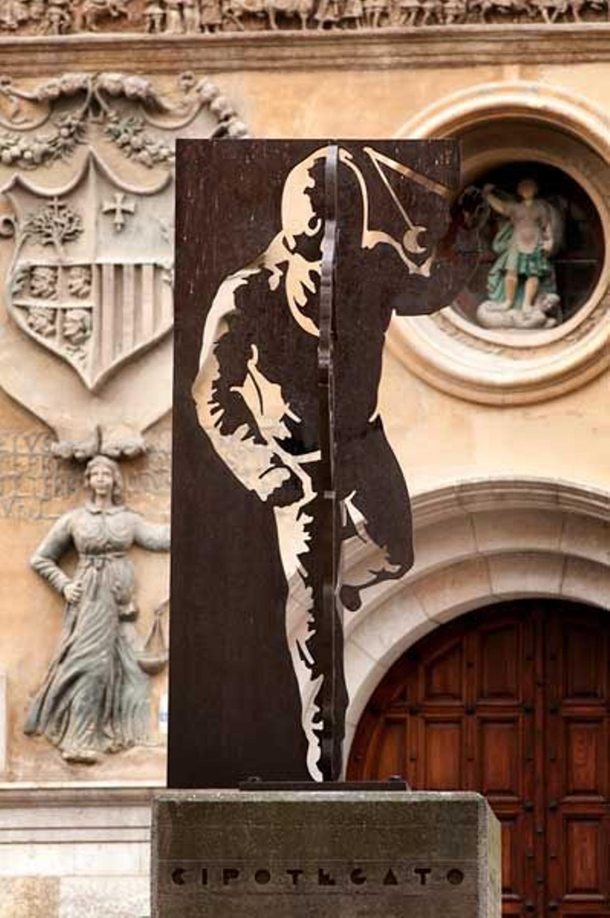 Una escultura, frente al Ayuntamiento de Tarazona,  recuerda la fiesta del Cipotegato