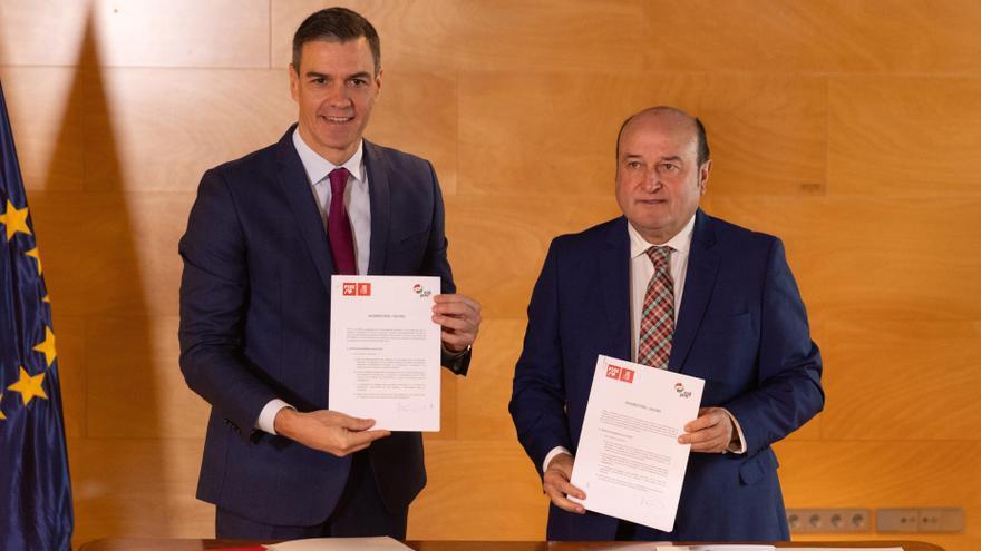 Pedro Sánchez y el presidente del EBB del PNV, Andoni Ortuzar, muestran el acuerdo para la investidura del candidato socialista.